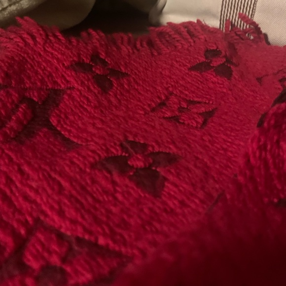 Authentic - Louis Vuitton logomania scarf . Ruby red - Picture 8 of 10